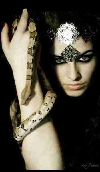 donna con serpe