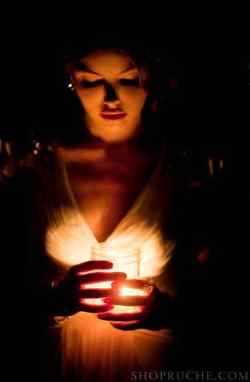 donna con candela