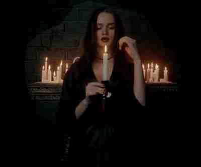 strega con candele rituali