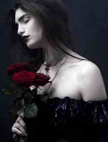 donna con 3 rose
